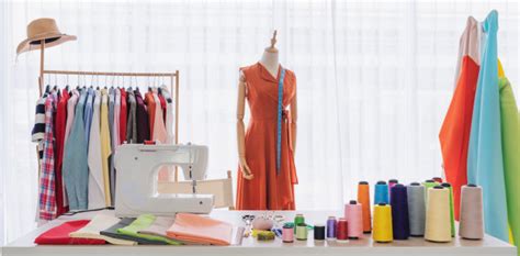 Studio De Travail De Créateur De Mode Avec Des Articles De Couture Et