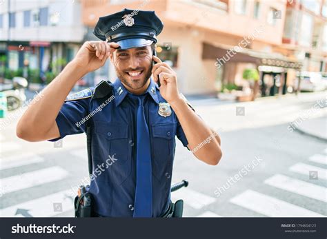 5725 張 Handsome Policeman 圖片、庫存照片和向量圖 Shutterstock