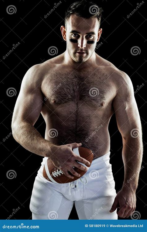 Shirtless Amerikaanse Voetbalster Met Bal Stock Afbeelding Image Of