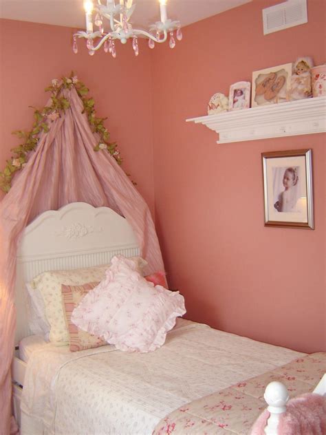 Shabby chic style is one of the most popular for children's spaces, to be precise, for girls' rooms because such a cute and chic style is perfect for a little princess. Shabby Chic Children's Rooms | HGTV