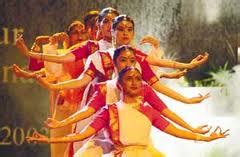 Pattupavadai merupakan pakaian tradisional kaum india yang dipakai oleh budak perempuan. TRADISIONAL-1984: TARIAN INDIA