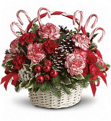 Christmas gift baskets are such a fun gift idea to give to the loved ones in your life. Traditional Christmas Gift Basket Idea - family holiday ...