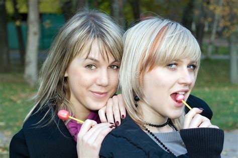 Unga Kyssande Kvinnor För Stående Två Fotografering För Bildbyråer Bild Av Kaukasisk Huvud