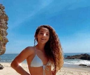 Sofie Dossi Looks Hot In A Tiny Bikini Year Old Free Porn