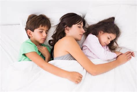 Familia Durmiendo Juntos Foto Premium