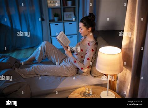 niña adolescente en la cama leyendo fotografías e imágenes de alta resolución alamy