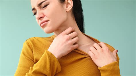 What It Really Means When Your Neck Itches