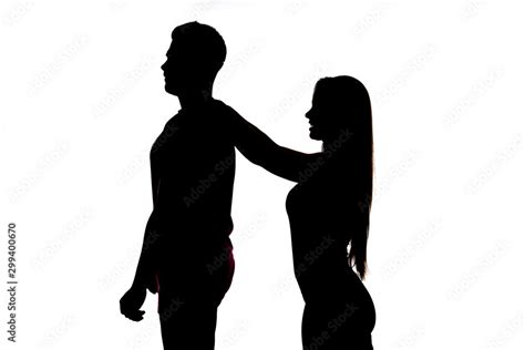 perfiles de dos personas un hombre y una mujer la mujer le da un masaje en la espalda para