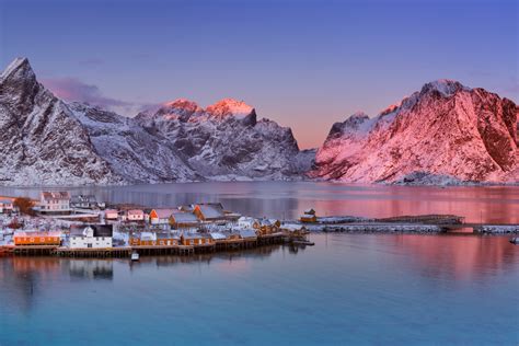 ロフォーテン諸島レーヌ村の冬の夕暮れの風景 ノルウェーの風景 Beautiful 世界の絶景 美しい景色