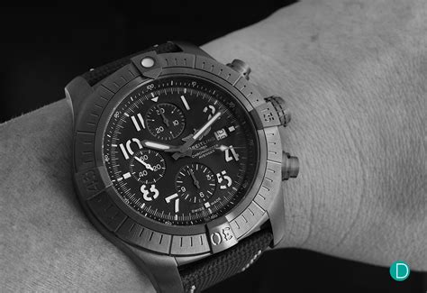 Review Breitling Super Avenger Chronograph 48 Night Mission