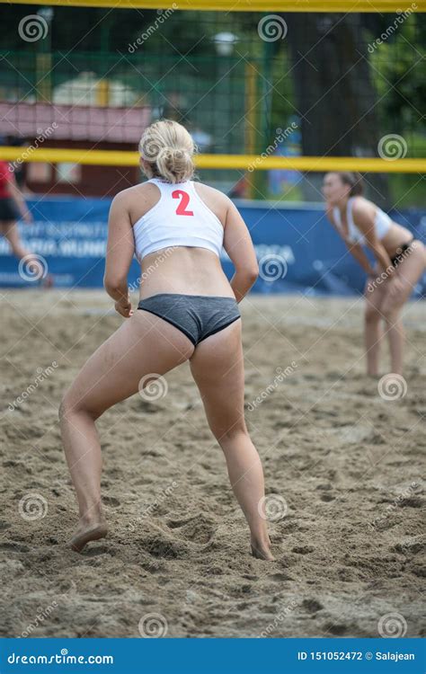 Muchacha Que Juega A Voleibol De La Playa Fotograf A Editorial Imagen