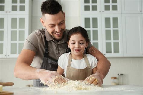 Cocina De Padre E Hija En La Cocina Foto De Archivo Imagen De Hija