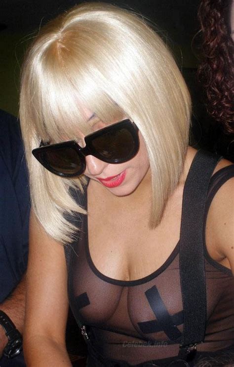 Lady Gaga újra átlátszó felsőben mutogatta melleit CelebVilág Celeb Villantások Képekben