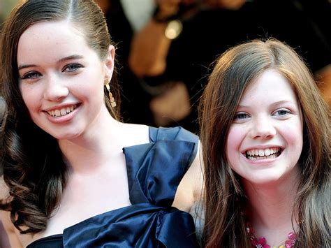Anna Popplewell And Georgie Henley Narnia Cast Chronicles Of Narnia