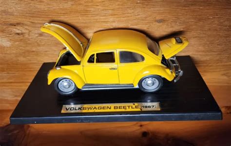 1967 Volkswagen Beetle Diecast On Stand Road Signature 92078 Scale