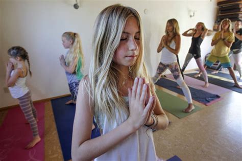 美国12岁女孩获瑜伽教师认证 成最年轻教练图 国际 人民网