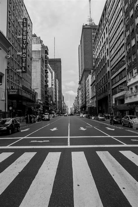 fotos gratis en blanco y negro la carretera calle paisaje urbano centro de la ciudad