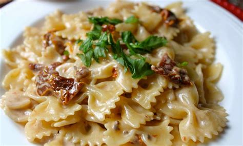Spaghetti quadrati con sugo fresco e mozzarella. 10 ricette di sughi per la pasta pronti in 5 minuti ...