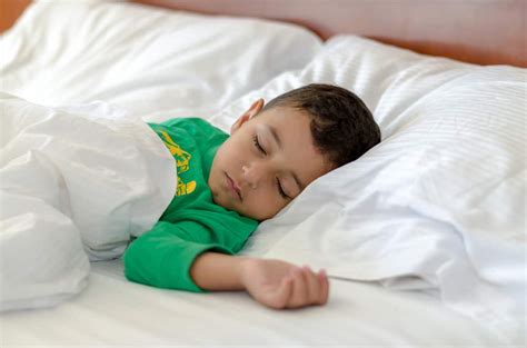 Tidak dipungkiri banyak orang yang. Kenapa Anak Perlu Tidur Siang? • Hello Sehat