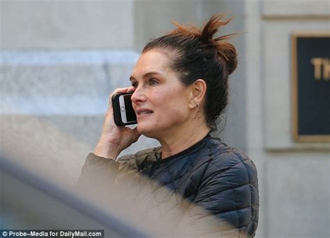 Brooke Shields Steps Out Makeup Free In New York City Daily Mail Online