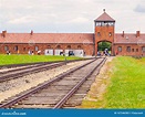 OSWIECIM, POLEN - 17. AUGUST 2014: Haupttor Des Konzentrationslagers in ...