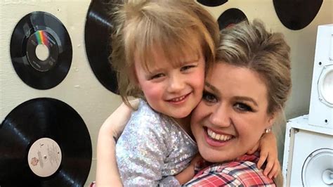 Kelly Clarkson And Daughter River Rose Are Twins In Cute Photos