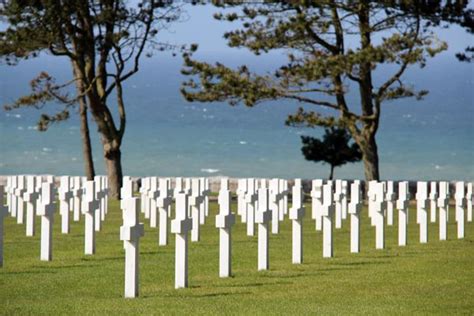 Un gros plan sur une tombe parmis des. Que deviennent les plages du débarquement ? | Plage du ...