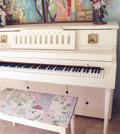 It closed beautifully and fabric pulled tight enough to make the cushion overlap some, but well rounded on the sides to make this sweet little bench. Need to spice up my piano bench at some point. | Decoupage diy, Piano bench, Diy projects