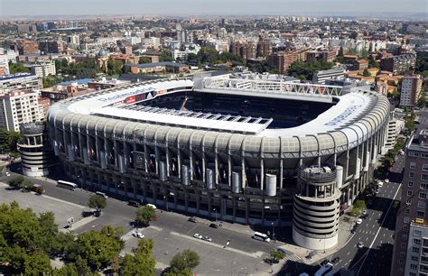 reˈal maˈðɾið ˈkluβ ðe ˈfuðβol , meaning royal madrid football club), commonly referred to as real madrid, is a spanish professional football club based in madrid. Real Madrid Santiago Bernabeu stadium wallpapers ...