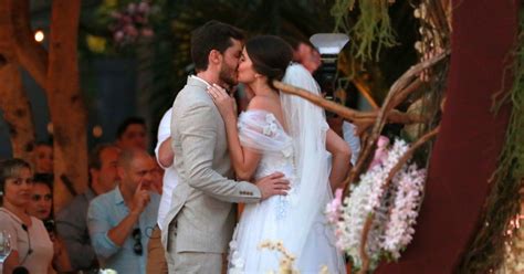 Camila Queiroz E Klebber Toledo Se Beijam Em Casamento Purepeople