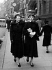 Audrey e sua mãe, Ella Van Heemstra em Londres, 1949 Audrey Hepburn ...