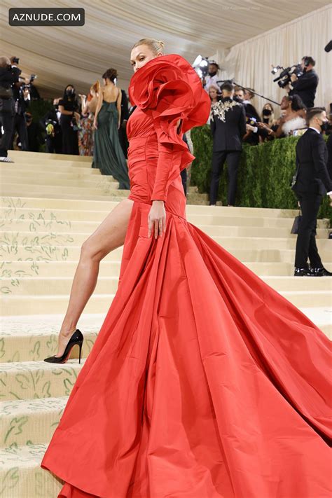 Karlie Kloss Sexy Shows Off Her Cleavage In A Red Dress At The 2021 Met