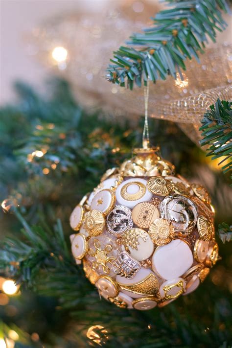 Make sure to pay extra special attention to the food of the party. 10 Quick and easy DIY Christmas tree decorations | Fresh ...