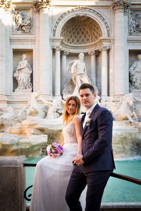 Bride And Groom Wedding Poses In Front Of Trevi Fountain And X28fontan