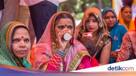 Foto Aksi Perempuan India Minum Air Seni Sapi Demi Tangkal Corona