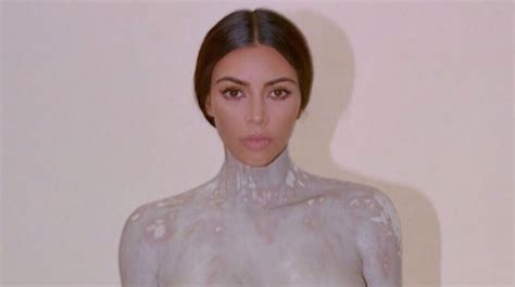 Le Parfum De Kim Kardashian Aura La Forme De Son Corps Nue Elle Dévoile Le Moule Sur Instagram