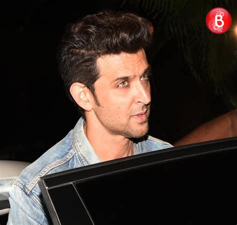 hrithik roshan snapped with rakesh roshan and team kaabil after a special preview of the
