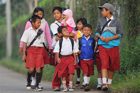 gambar anak pergi sekolah