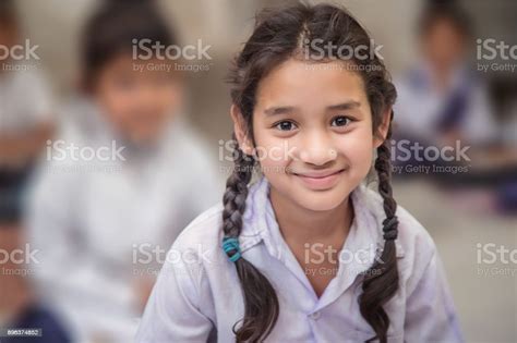 Ritratto Di Ragazza Della Scuola Elementare Indiana Asiatica Sorridente Fotografie Stock E