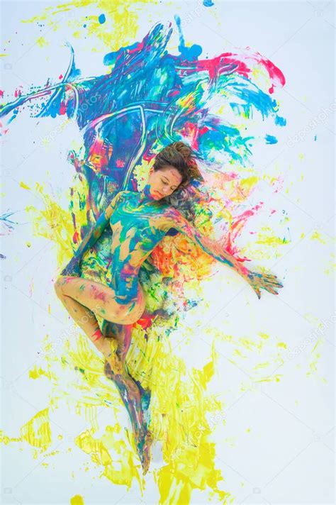 Vista Superior De Una Mujer Desnuda En Un Spray De Pintura Una Chica Sin Ropa Yace En Un Suelo