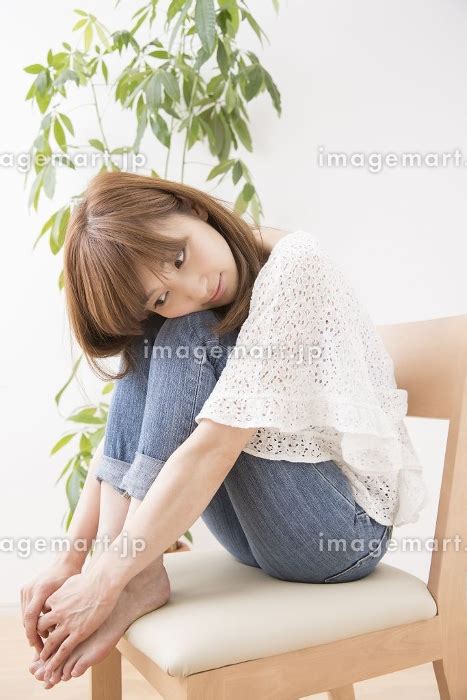 椅子に座る女性の写真素材 [24023192] イメージマート