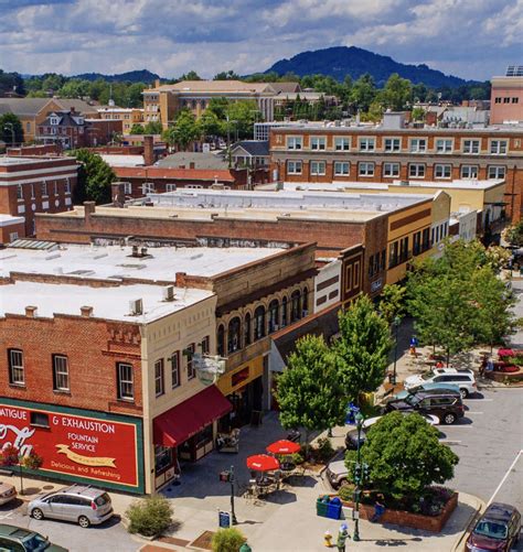 Hendersonville Nc A Vibrant Mountain Town Offering Something For