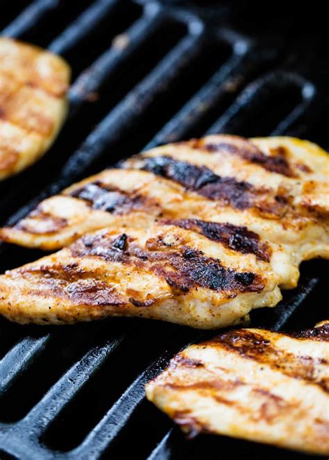 Add chicken to the bowl and toss to. EASY Grilled Chicken Breast (5 Ingredients!) - I Heart Naptime