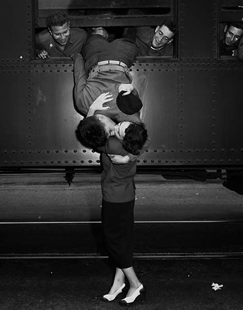 B Photo Powerful Vintage Photos Of Soldiers Kissing Their Loved Ones