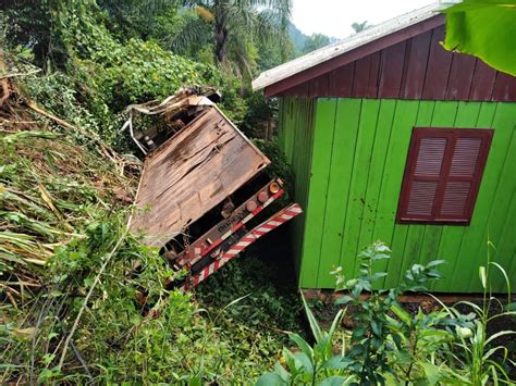 Caminh O Perde O Freio Desce Ladeira E Quase Acerta Casa Na Sc Em