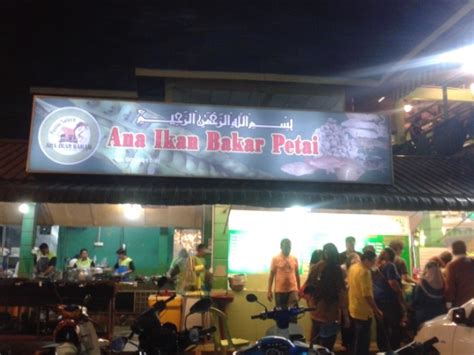 Ikan bakar literally means roasted fish in indonesian and malay. Jom Makan Malam di Ana Ikan Bakar Petai Kuantan