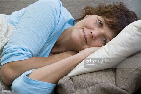 Mature Woman Lying On Sofa Portrait Stock Foto Getty Images