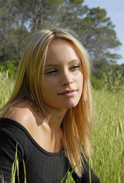 Gadis Muda Di Alam Wanita Rambut Pirang Remaja Foto Latar Belakang Dan Gambar Untuk Download