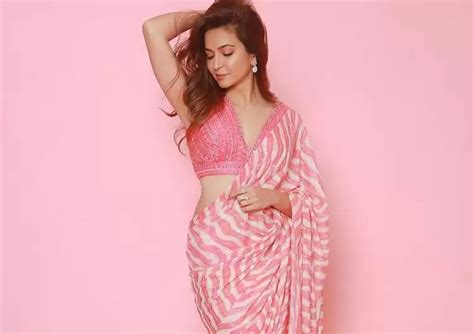 Kriti Kharbanda Raises Temperatures In Pink Striped Saree Have A Look Buziness Bytes