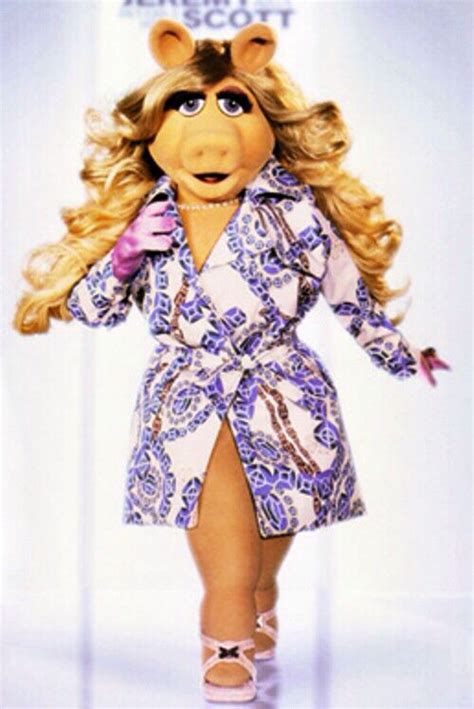 Miss Piggy On The Fashion Runway Miss Piggy Muppets Les Muppets